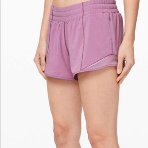 Lululemon Hotty Hot Short II *Long 4" size 6